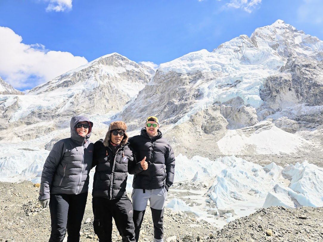 Where is Everest Mountain Located